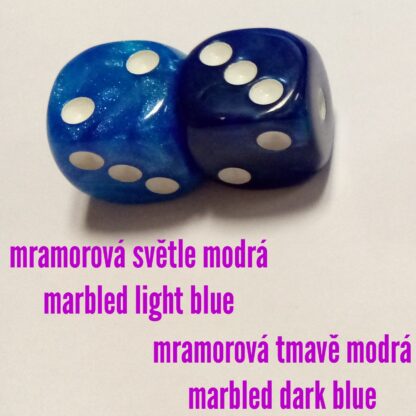 Sada 36 mramorově světle modrých 12mm šestistěnných K6 kostek - Obrázek 4
